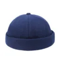 Detailansicht einer dunkelblauen, randlosen Docker-Mütze aus einfarbigem Baumwollstoff - Verstellbar / Marineblau