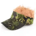 Vista detallada de la gorra de béisbol de camuflaje con adorno de peluca de pelo sintético. - Ajustable / Camuflaje de bosque
