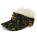 Detalle de visera de camuflaje con peluca de pelo sintético blanco para hombres - Ajustable / Camuflaje de Bosque Oscuro