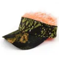 Primer plano de una visera de camuflaje con un accesorio de peluca naranja muy esponjoso - Ajustable / Camuflaje de Bosque