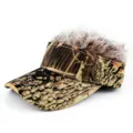 Primer plano de una visera de camuflaje con pelo sintético marrón realista en la parte superior - Ajustable / Camuflaje de Desierto