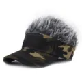 Cappello visiera sole mimetico con parrucca per uomo e donna, berretto divertente capelli. - Camouflage giungla (capelli grigio argento)