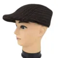 Detailansicht einer klassisch gestreiften braunen Wollbaskenmütze auf einem Mannequin - Einheitsgröße / Kaffeebraun