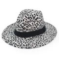Sombrero fedora con estampado de leopardo y cinta negra, visto en ángulo de 45 grados - M (56-58cm) / Blanco Roto