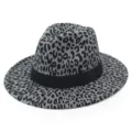 Elegante sombrero fedora con estampado de leopardo gris y cinta decorativa negra clásica. - M (56-58cm) / Gris