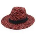 Vue détaillée d'un chapeau fedora rouge à motif léopard avec ruban noir et bord plat - M (56-58cm) / Rouge Orangé