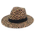 Vista detallada de un sombrero fedora con estampado de leopardo y banda negra decorativa - M (56-58cm) / Caqui