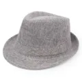 Nahaufnahme eines stilvollen grauen Leinen-Jazzhutes mit klassischem Rollrand und texturiertem Finish - Einheitsgröße / Aufrollbarer Fedora Hut / Grau