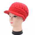 Seitenansicht einer roten Damen-Strickmütze mit Schirm auf einem Schaufensterpuppenkopf. - Einheitsgröße / Rot
