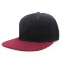 Vista lateral de primer plano de una gorra de béisbol hip-hop con visera plana bicolor. - Ajustable / Negro + Granate