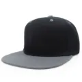 Vista detallada de cerca de una gorra snapback bicolor negra y gris para hip-hop - Ajustable / Negro Y Gris Oscuro