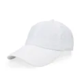 Vista detallada del tejido de malla transpirable de una gorra deportiva blanca - Ajustable / Blanco