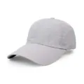 Primer plano del tejido de malla transpirable gris claro en una gorra deportiva - Ajustable / Gris claro