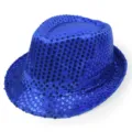 Detailansicht der schimmernden königsblauen Pailletten auf einem modischen Jazzhut - Einheitsgröße 58cm / Saphirblau