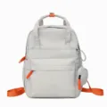 Sac à dos gris clair avec des sangles orange vif et une petite pochette ronde accessoire latérale - Gris clair