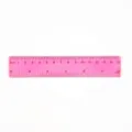 Detailansicht eines 15 cm langen rosa Kunststofflineals mit metrischer und Zoll-Skala - 15cm / Rosa