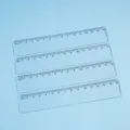 Detailansicht von vier transparenten 15 cm Kunststoff-Linealen für Schule und Büro - 15cm / Transparent Dick Stil