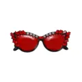 Broche de gafas de sol ojo de gato creativo con cristales rojos y acabado de esmalte - Rojo