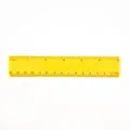 Gros plan des graduations sur une règle en plastique jaune de 15 cm avec pouces - 15cm / Jaune