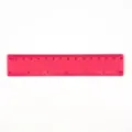 Vue détaillée d'une règle en plastique rose de 15 cm avec échelles métriques - 15cm / Rouge