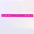 Gros plan sur une règle en plastique rose de 30 cm avec 6 trous et double graduation - 30cm / Rose