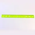 Détail d'une règle en plastique vert néon de 30 cm avec un design creux à 6 trous - 30cm / Jaune