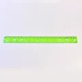 Vue détaillée d'une règle en plastique vert transparent de 30 cm à 6 trous - 30cm / Vert
