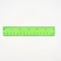 Detailansicht eines grünen transparenten 15-cm-Lineals mit cm- und Zoll-Skalen - 15cm / Grün