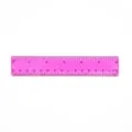 Detailansicht eines 15 cm langen pinkfarbenen transparenten Lineals mit cm- und Zoll-Skala - 15cm / Lila
