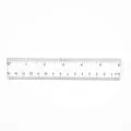 Detaillierte Makroansicht eines transparenten 15-cm-Lineals mit metrischen und Zoll-Skalen - 15cm / Transparent