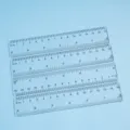 Viererpack transparente 15-cm-Kunststofflineale mit cm- und Zollskala für den Schulbedarf - 15cm / Transparent Dünn Stil