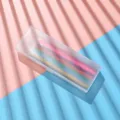 Trousse en plastique translucide avec des crayons de couleur sur fond rose et bleu - Étui Blanc Avec 8 Crayons de Couleur / Ensemble de 8