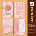 Vista dettagliata di quattro quaderni a spirale A5 a tema pesca con copertine rosa e 120 pagine - Succo di Pesca
