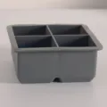 Primer plano de un molde de silicona gris de 4 cavidades para cubitos de hielo grandes - Sin Tapa / 4 Rejillas / Gris