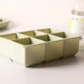 Vista detallada de una cubitera de silicona verde salvia con 6 compartimentos grandes - Sin Tapa / Verde