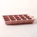 Seitenansicht einer rosa Silikon-Eiswürfelform mit 15 Fächern und matter Oberfläche - Eckige 15-Fach-Eiswürfelformen mit PP-Deckel / Neu Rosa
