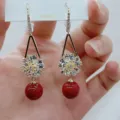 Eleganti orecchini a fiore con zirconi scintillanti e raffinate perle di colore rosso - Stile Gancio Orecchio Perline Rosse Fiore (E3683) / Rosso oro