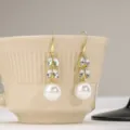 Elegante goldfarbene Ohrhänger mit Marquis-Strassblättern und großen weißen Perlen. - Haken-Stil (E3711) / Gold Weiß