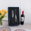 Detailansicht des Hochzeit Sektglas und Kuchengabel Sets mit funkelndem Kristallherz. - Silbernes 4-teiliges Set