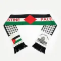 Nahaufnahme des Palästina-Flaggen-Schals mit Quasten und dem Felsendom-Musterdruck - Flagge und Moschee Stil / 135cm