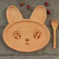 Niedlicher Kinder-Kinderteller aus echtem Buchenholz in Hasenform mit Gravur-Detail - Trauriger Hase / 20x20x2cm (Mit Löffel)