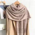 Vue détaillée d'une écharpe à carreaux beige en imitation cachemire avec des franges. - Z256 / Rose