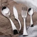 Elegant 4-delig zilveren roestvrijstalen bestekset op rustieke jute en witte stof - Servies Collectie / Zilver