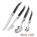 Detailansicht eines 4-teiligen Bestecksets aus Edelstahl mit schwarzen Griffen - Besteckset