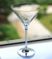 Detailansicht eines Martini-Glases mit einem eleganten versilberten Sockel. - Silber