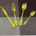 Detailansicht des goldenen Vintage-Bestecksets mit geprägten Griffen im Barockstil - Gold 4-teiliges Set