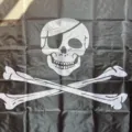 Bandera pirata clásica de 90x150cm en poliéster con calavera y parche para decorar - Estilo Calavera Clásico (Manga de Poste 3)