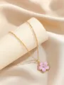 Elegante collana d'oro con ciondolo a fiore in smalto viola su sfondo di seta fine - Viola