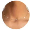 Gedetailleerde close-up van een delicate minimalistische parel choker ketting met gouden ketting. - Stijl 7 / Goud