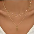 Elegante collana dorata a tre strati con perle bianche e un classico ciondolo a croce per signora - Stile Croce a Tre Strati (02) / Oro